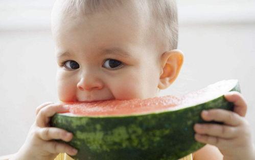 娱乐吃瓜君宝宝倒水,揭秘宝宝倒水背后的温馨瞬间